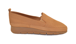 Slip-on comfortTech in nabuck punzonato Caramel